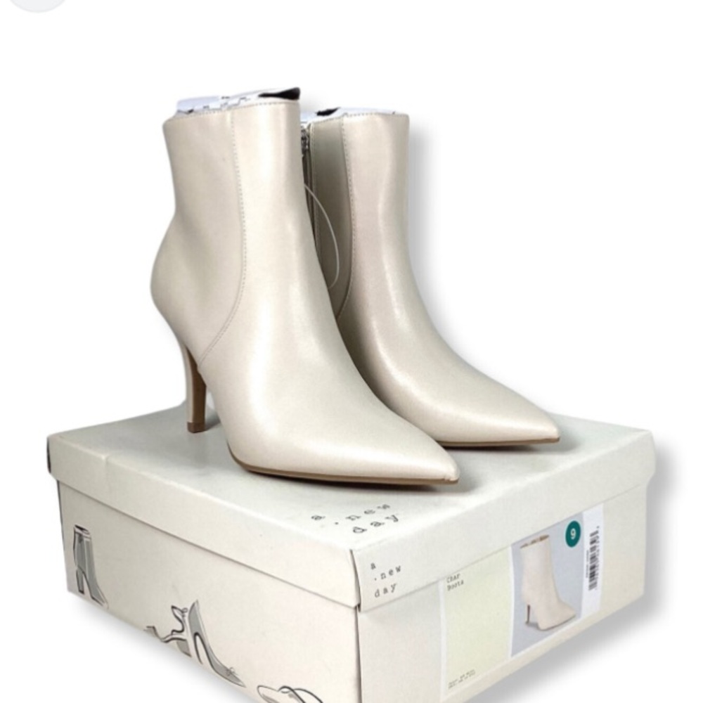 A new day knife point white ankle boots size 9.5